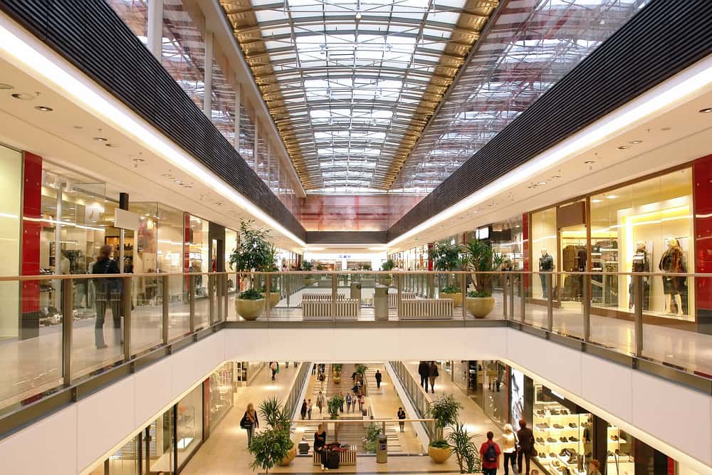 Доля иностранных fashion-брендов в крупных ТЦ Петербурга за 2,5 года сократилась с 51% до 37%